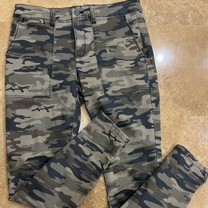 Sanctuary camo straight leg pant size 27